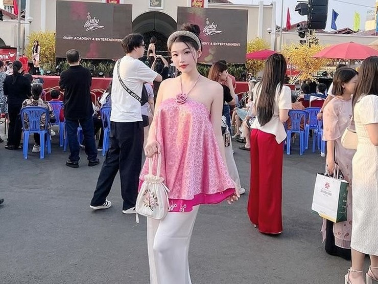 Dưới phần bình luận, nhiều netizen để lại bình luận khen ngợi với vóc dáng xinh đẹp của Duyên Híp.