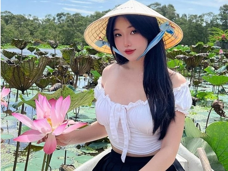 Sở hữu sắc vóc xinh đẹp, người đẹp từng được xuất hiện trên trang tin Trung Quốc vì diện quần jean đẹp với tựa đề: "Cô gái Việt thích mặc quần bó đi ra ngoài, dáng đẹp quyến rũ".