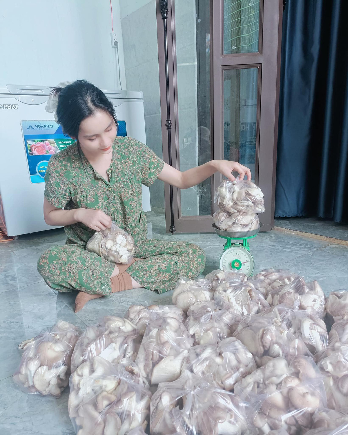 Tường Vi đi làm và gom góp tiền chỉ để chờ ngày được làm con gái thực sự. Vì không đủ tiền để thực hiện một cuộc đại phẫu nên người đẹp thực hiện phẫu thuật từng bộ phận. Sau 3 năm cố gắng, cô đã trở thành một cô gái quyến rũ, xinh đẹp.