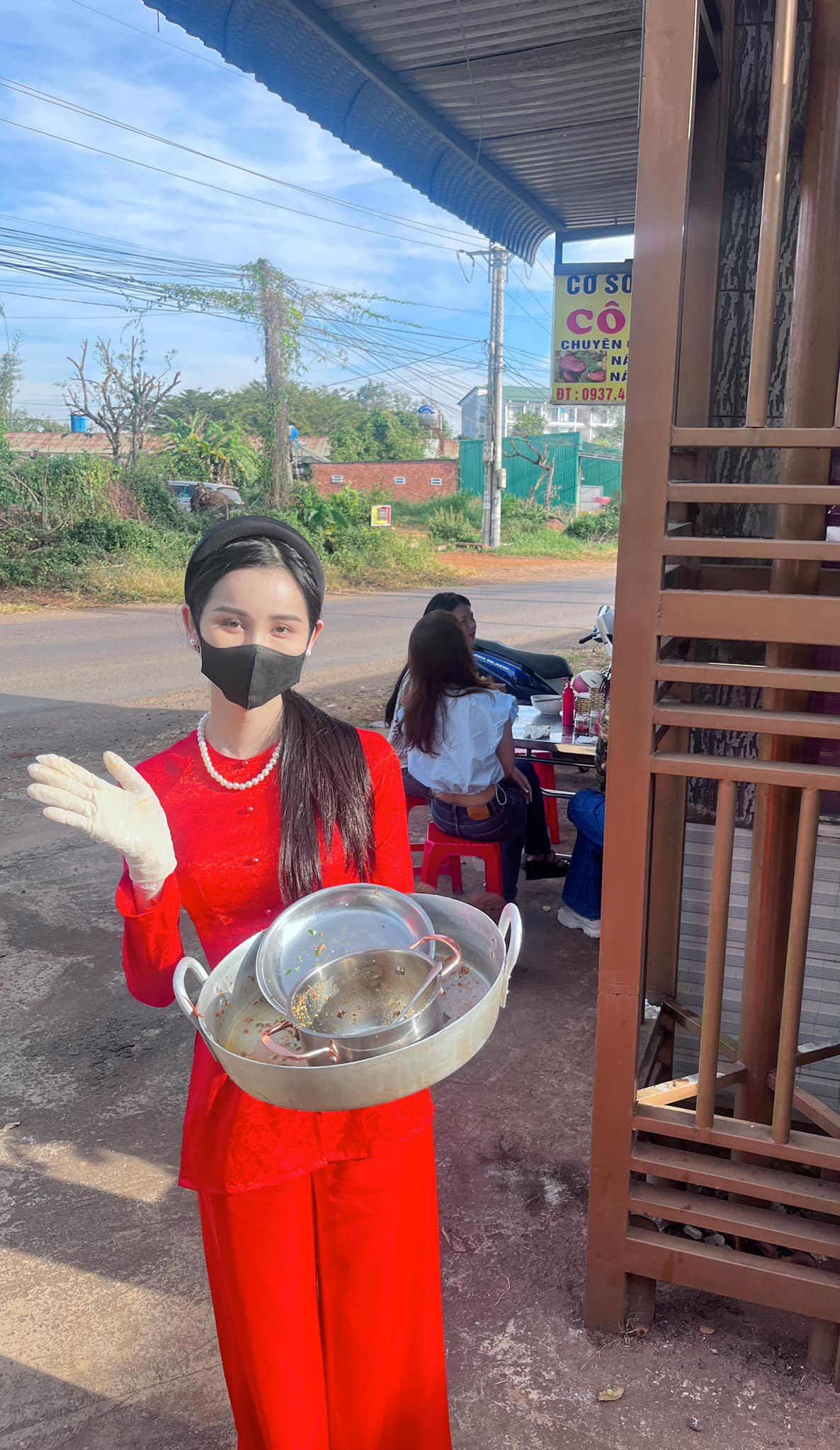 Vì gần đây, tôi gặp một vài biến cố khiến tôi ngột ngạt đến nỗi không còn muốn sống ở đất Sài Gòn bon chen này nữa. Tôi bị tổn thương tâm lý một cách nặng nề. Ngay cả lúc chia tay bạn trai, tôi cũng không buồn đến vậy. Không biết là sau khi họ làm như vậy, họ sẽ thấy hài lòng vì hạ bệ thành công người khác hay thấy cắn rứt lương tâm". Tường Vi cho biết thêm.