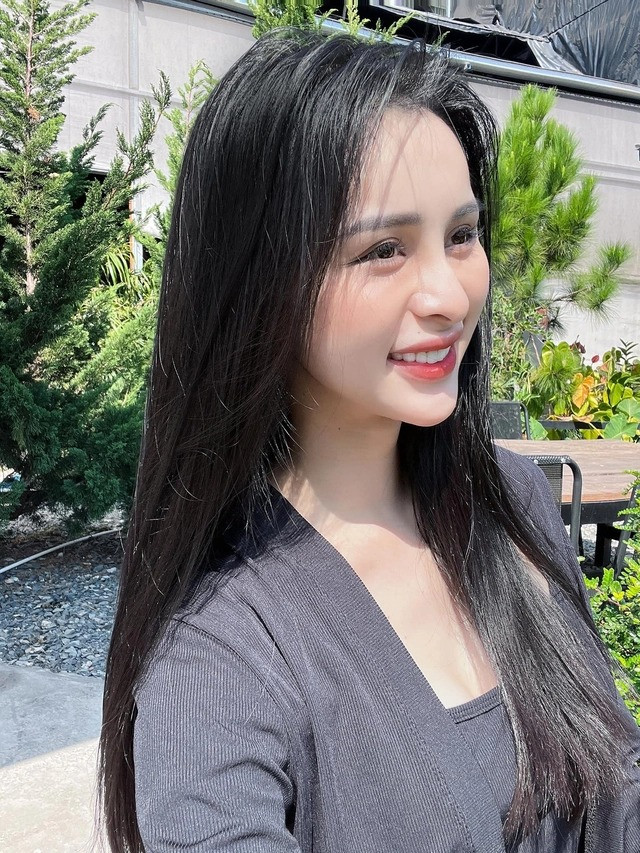 Để được chạm tay tới hào quang, Tường Vi đã trải qua muôn vàn thử thách. Từ nhỏ, cô nàng đã ao ước được làm con gái. 17 tuổi, khi công khai giới tính với gia đình, cô không được sự ủng hộ từ cha mẹ. Thậm chí, bị gia đình ngăn cấm khi có ý định chuyển giới.