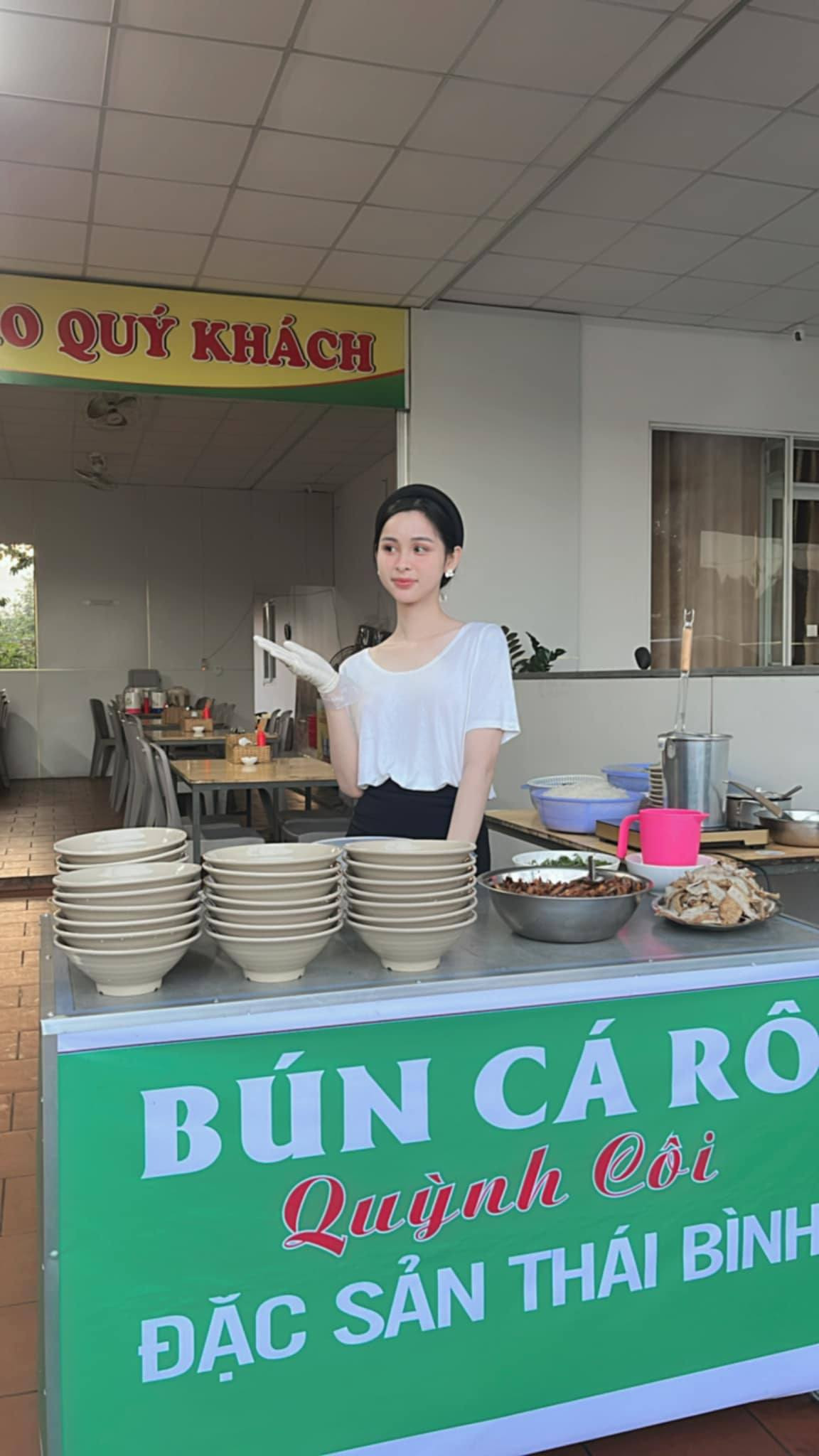 Tiết lộ về lý do bỏ phố về quê, á hậu sinh năm 1997 chia sẻ trên trang cá nhân: "Để quyết định về quê vào thời điểm này, tôi đã gác tay lên trán suy nghĩ suốt 2 tuần, không ngủ được, đầu muốn nổ tung. Thực sự là từ lâu tôi đã có ý định về quê sống với gia đình vào năm 30 tuổi. Tôi nói với mẹ, sau này khi ổn định, con sẽ về quê sống với mẹ nhưng không ngờ quyết định đó lại được thực hiện vào năm tôi 26 tuổi, sớm hơn dự định ban đầu 4 năm...