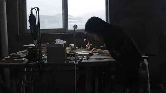 Mới đây, câu hỏi này đã được một người quen với Lý Tử Thất giải đáp. Nhân vật này là ông Vương Vạn Pháp - nghệ nhân làm nghề khắc chữ lên gỗ ở Ôn Châu (Chiết Giang, Trung Quốc) và cũng là người dạy kỹ năng này cho Lý Tử Thất.