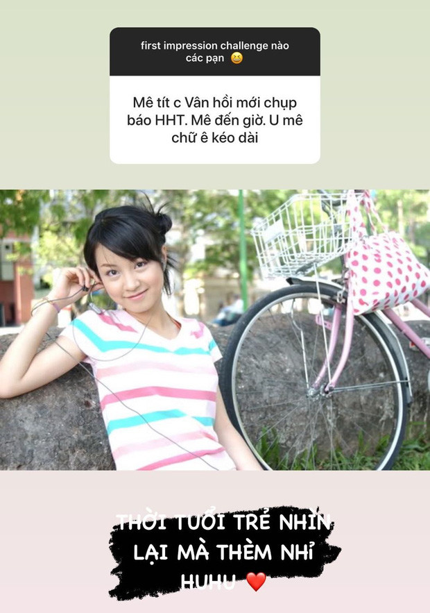 Trong ảnh, "cô bạn" Mi Vân mặc áo sơ mi trắng, đeo khăn quàng đỏ và gây ấn tượng với đôi mắt tròn xoe, nụ cười mỉm chi cùng gương mặt bầu bĩnh, đáng yêu.