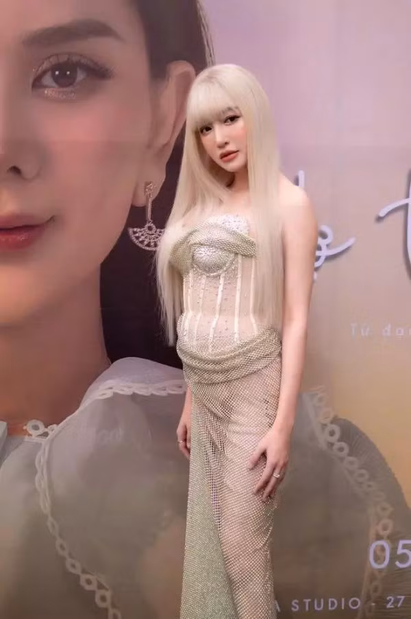 Dễ thấy, so với hình ảnh gây tranh cãi trước đó, bộ ảnh này của Elly Trần có sự nuột nà hơn hẳn. Tại đây, nữ diễn viên cũng không ngần ngại đáp trả những ý kiến cho rằng vóc dáng của cô đã "xuống cấp".