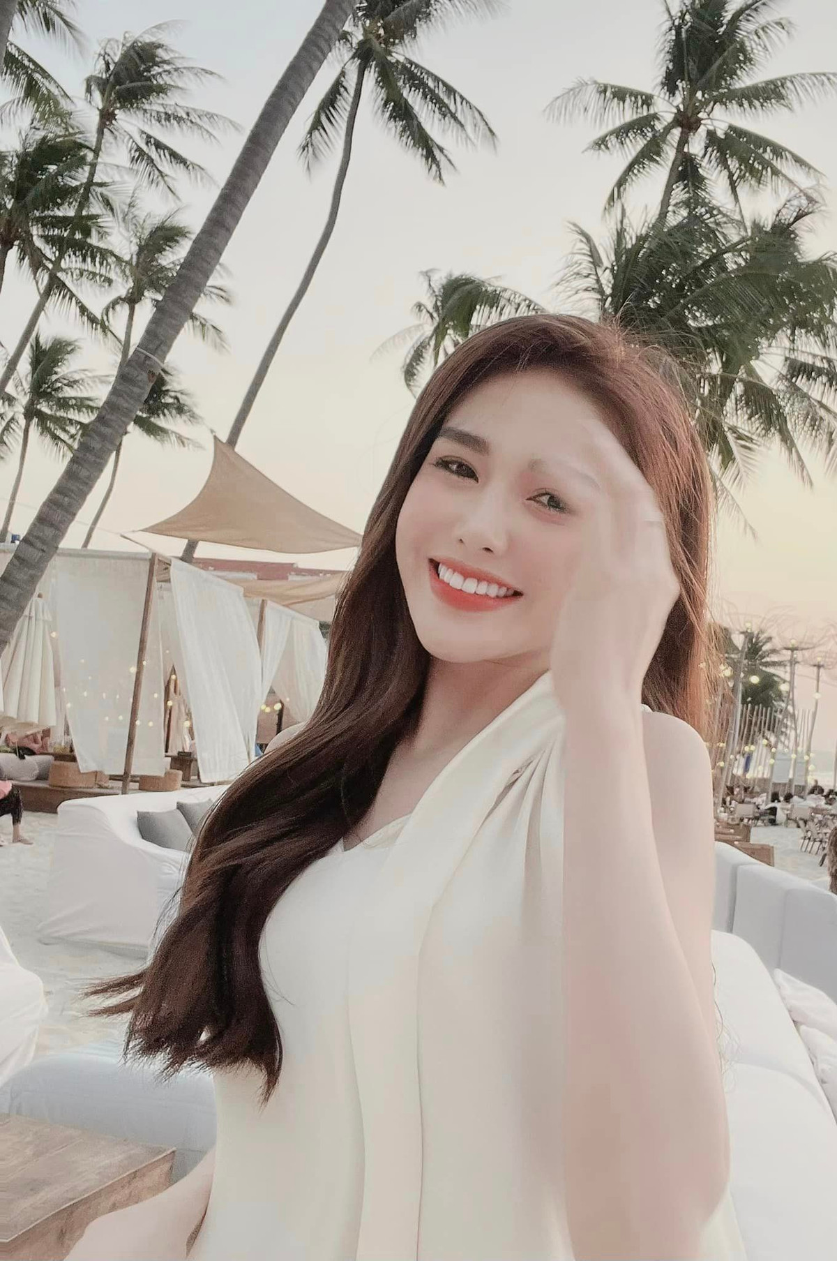 Ny Saki từng theo ngành Y nhưng niềm đam mê âm nhạc quá lớn khiến Ny Saki quyết định theo đuổi đam mê. Cô được rất nhiều người yêu mến bởi khả năng chơi nhạc đầy độc đáo.