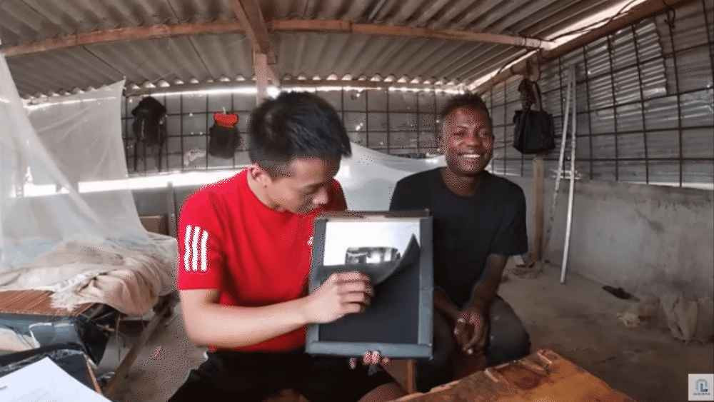 Và cũng chính tại xưởng đá, Quang Linh đã nhận nút bạc của Youtube sau loạt clip hút view cùng team châu Phi. Có thể thấy, nhân vật quen mặt nhất trong clip chính là Lindo - người thành công nhất trong team. Lindo giờ đã mở quán ăn, chuyên làm những món ăn của Việt Nam và lúc nào cũng nườm nượp khách ghé qua.