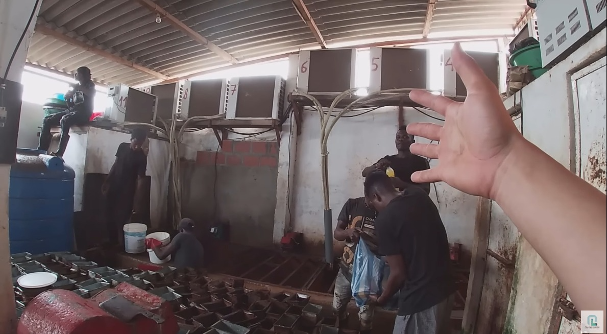 Quang Linh Vlogs làm ở xưởng đá một thời gian thì lập team châu Phi gồm 4 người Việt và 5 người Angola. Nếu các bạn để ý thì đây cũng là không gian xuất hiện liên tục trong các clip đầu tiên của Quang Linh Vlogs nói về cuộc sống ở châu Phi.
