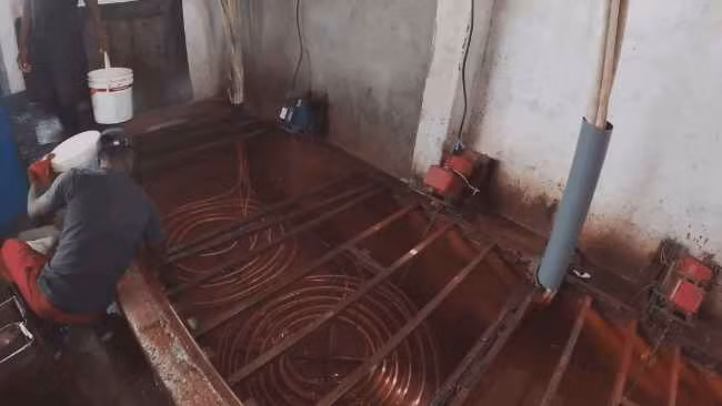 Trong xưởng có tới hàng trăm khay đá, hơn chục chiếc điều hòa chuyên để giữ lạnh cho đá và công việc của anh cứ đều đặn như vậy mỗi ngày. Đây là công việc mà Quang Linh Vlogs gọi là "việc nhẹ - lương cao" tại châu Phi.