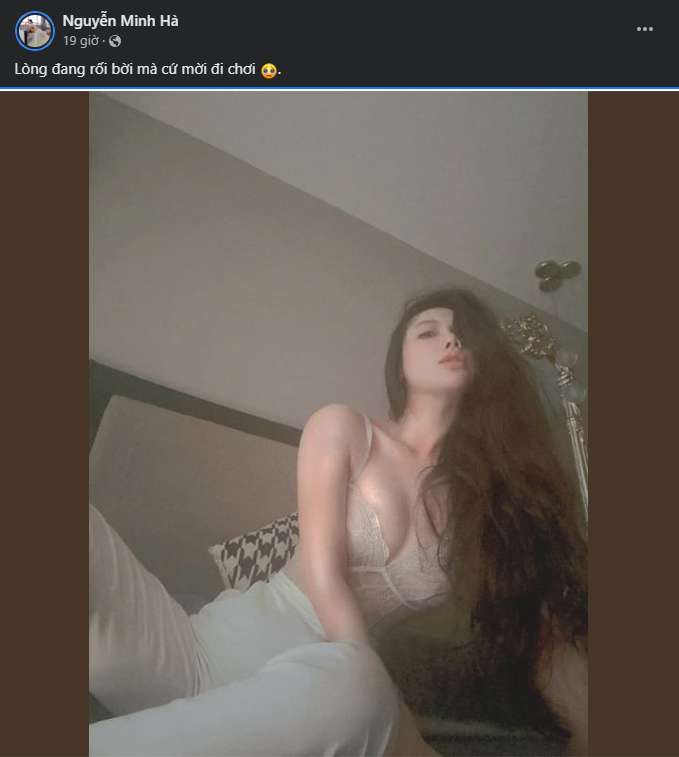 Mới đây, nữ MC xinh đẹp Minh Hà đã đăng một khoảnh khắc quyến rũ, để vòng 1 hờ hững. Kèm theo hình ảnh, cô đăng chú thích “thả thính”: “Lòng đang rối bời mà cứ mời đi chơi”.