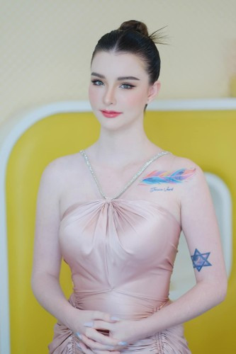 Để phục vụ cho công việc người mẫu cũng như để vẻ ngoài của bản thân ngày càng hoàn thiện hơn, mỹ nhân xứ Chùa Vàng chăm chỉ bơi lội bởi để giảm cân và giữ dáng đẹp.