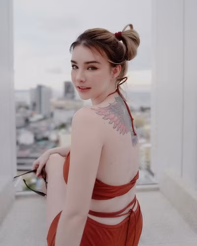 Ngoài ra, Jessie Vard dành thời gian tới phòng tập gym, tập luyện dưới sự hướng dẫn của HLV riêng. Việc tập cùng HLV cá nhân sẽ giúp bạn có liệu trình tập luyện phù hợp với thể trạng và mục đích tập luyện đạt được cao hơn.