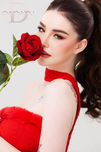 Tuy nhiên, vẻ ngoài hoàn hảo của mỹ nhân 9X thực chất là sản phẩm của dao kéo. Người đẹp này không ngần ngại công khai quá trình "trùng tu nhan sắc" lên mạng xã hội. Theo đó, cô nâng mũi, niềng răng và tiêm trắng da.