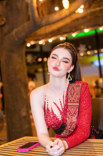 "Em xinh như một thiên thần luôn đó", "Cô gái tắm tiên đẹp nhất mà tôi từng thấy", "Làn da trắng phát sáng luôn", "Kiểu đẹp phồn thực mà ai cũng thích là đây chứ đâu",... là những lời khen ngợi của dân mạng dành cho Jessie Vard.