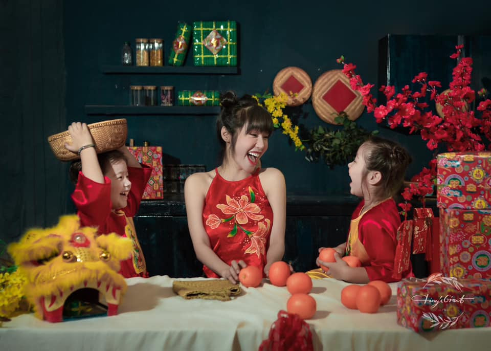 Mới đây, Elly Trần bất ngờ đăng đàn tố chồng Tây hợp pháp của mình vì cặp bồ và ép 2 con của cô nàng phải ngủ với bồ nhí của anh ta.