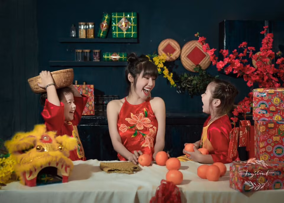 Mới đây, Elly Trần bất ngờ đăng đàn tố chồng Tây hợp pháp của mình vì cặp bồ và ép 2 con của cô nàng phải ngủ với bồ nhí của anh ta.