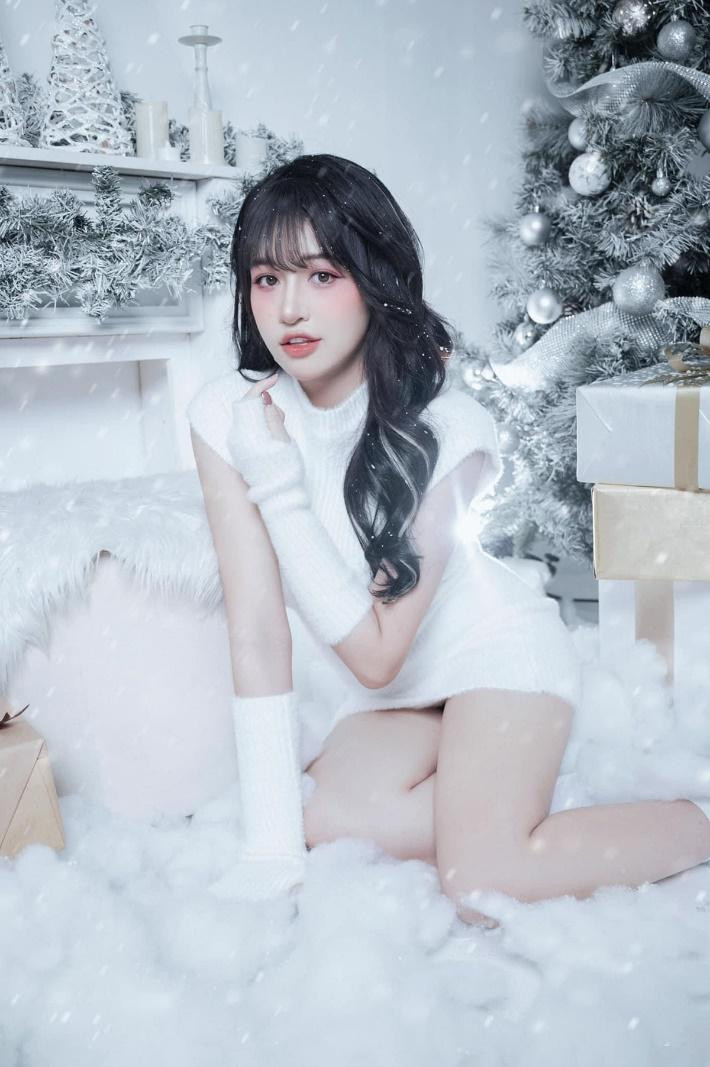 Sinh sống và theo học tại Hà Nội, Thảo Anh hiện đang là sinh viên của trường Đại Học Kiến Trúc Hà Nội. Với vẻ đẹp dịu dàng cùng nụ cười rạng rỡ, cô nàng đã sớm bén duyên với nghề mẫu ảnh từ khi mới tốt nghiệp Trung học Phổ thông.