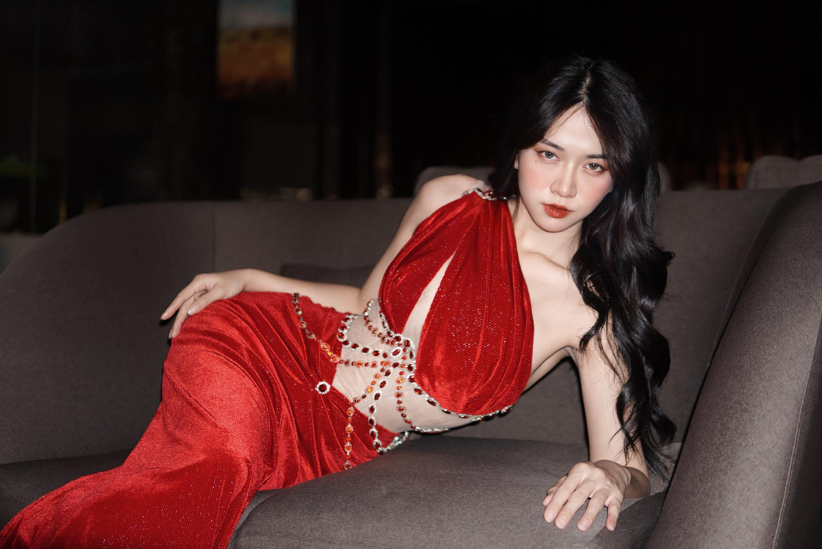 Lê Bống sở hữu body săn chắc, 3 vòng nóng bỏng, đặc biệt là thắt eo siêu nhỏ .