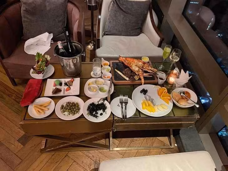 Gai xinh vao nha hang 5 sao 