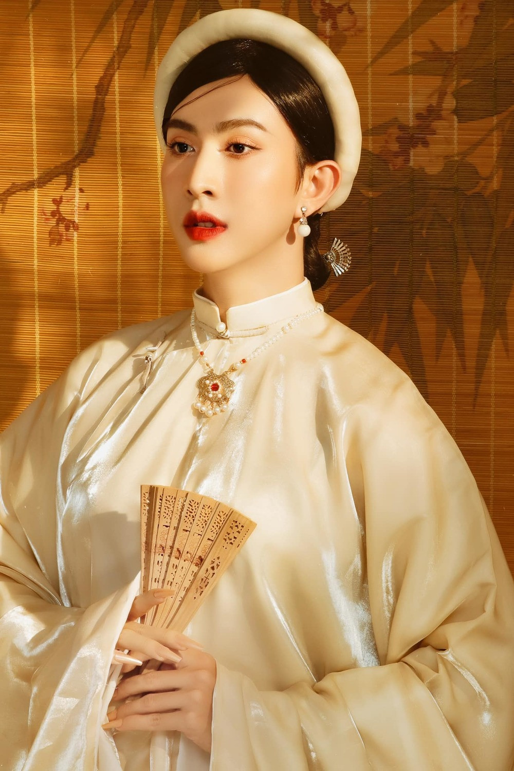 Khiết Đan thử sức qua đa dạng concept. Nam TikToker nền nã trong trang phục áo dài truyền thống.