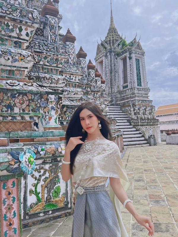 Khiết Đan xinh đẹp khi giả gái diện trang phục truyền thống của Thái Lan.