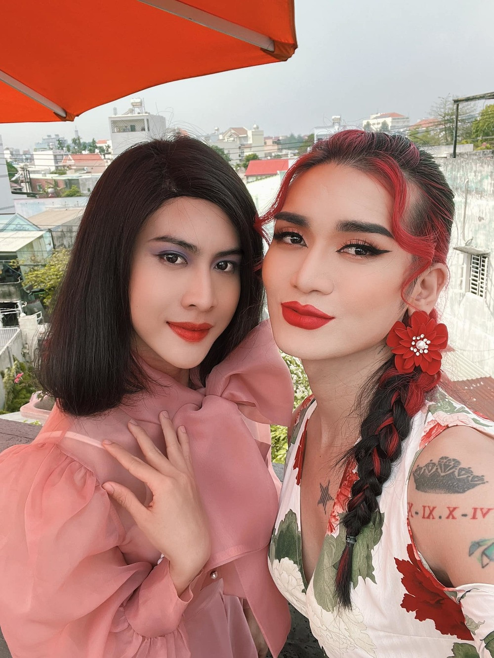 Trong chuyến du lịch sang Thái Lan, Khiết Đan gây sốt khi giả gái diện trang phục truyền thống nước bạn. Nam TikToker được khen ngợi bởi hình ảnh dịu dàng, thanh lịch.