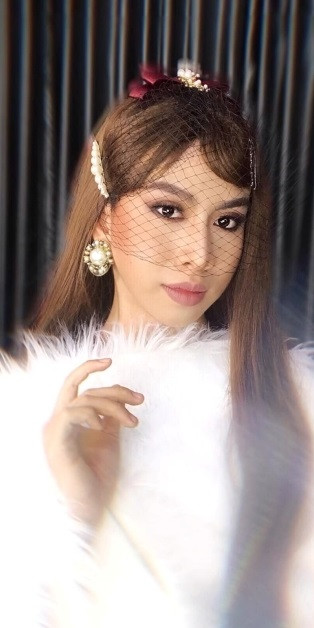 Giả gái là một trong những ý tưởng sáng tạo mà Khiết Đan thường sử dụng để tạo tiếng cười cho khán giả. Bên cạnh những khoảnh khắc hài hước, sắc vóc của nam TikToker khi hóa thân thành nữ nhận được nhiều lời khen ngợi.