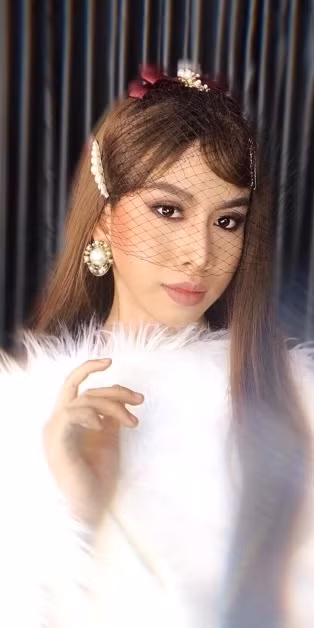 Giả gái là một trong những ý tưởng sáng tạo mà Khiết Đan thường sử dụng để tạo tiếng cười cho khán giả. Bên cạnh những khoảnh khắc hài hước, sắc vóc của nam TikToker khi hóa thân thành nữ nhận được nhiều lời khen ngợi.