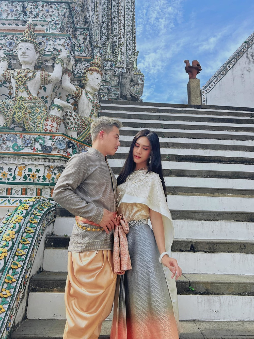 Khiết Đan còn được nhiều khán giả biết đến với chuyện tình đẹp cùng bạn trai tên Thành Tất. Người yêu nam TikToker ủng hộ anh trong việc giả gái.