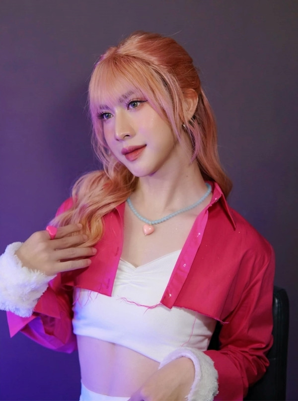 Khi hóa thân thành nữ, Khiết Đan mang vẻ đẹp ngọt ngào.