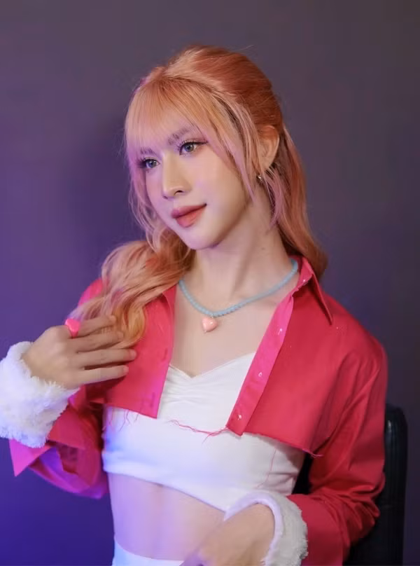 Khi hóa thân thành nữ, Khiết Đan mang vẻ đẹp ngọt ngào.