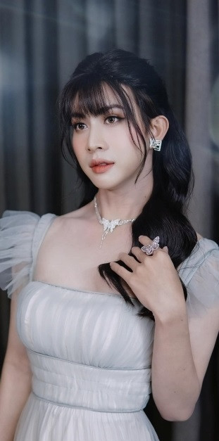 Khiết Đan có vóc dáng thanh mảnh, vòng eo bé, đường nét gương mặt đẹp nên dễ dàng giả gái, thử sức qua đa dạng concept.