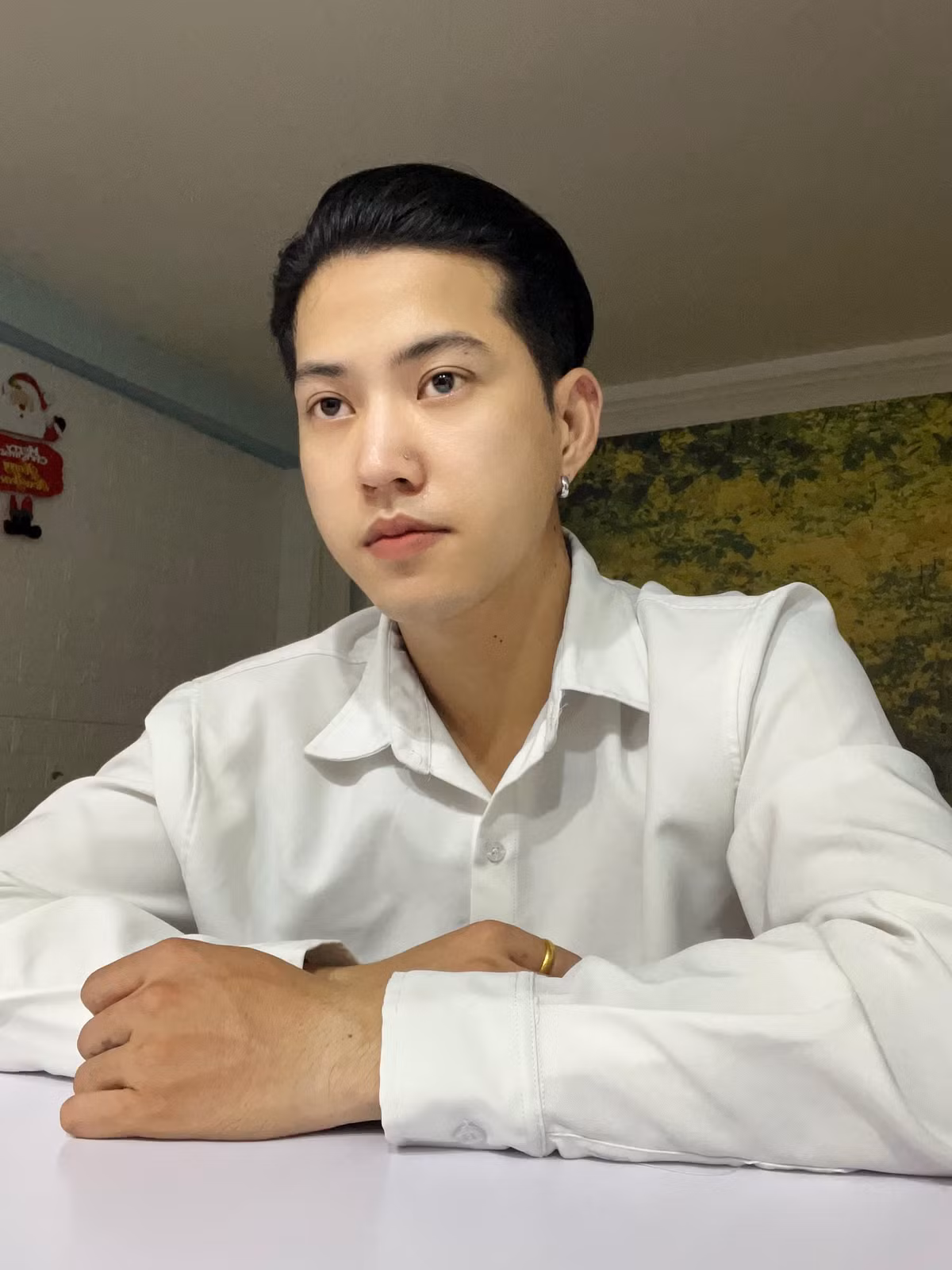 Dù không hề quen biết thanh niên kia, nhưng Nờ Ô Nô cũng quay lại cảnh mình bị "tác động vật lý" và đôi mắt bị thâm.