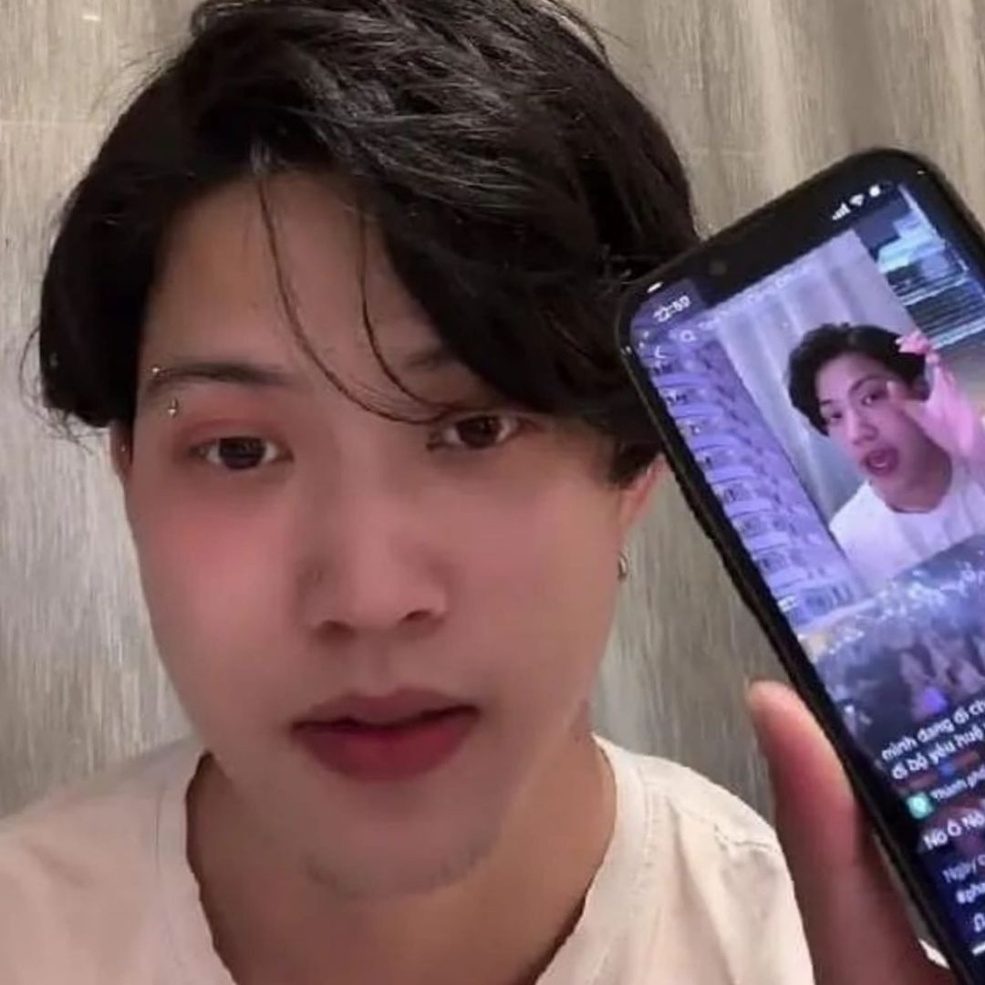 Mới đây nhất, nam TikToker khiến nhiều người bất ngờ khi đăng clip kể chuyện mình bị một thanh niên "vẩy tay" trúng mắt khi đang đi quẩy countdown đón năm mới trên phố đi bộ.