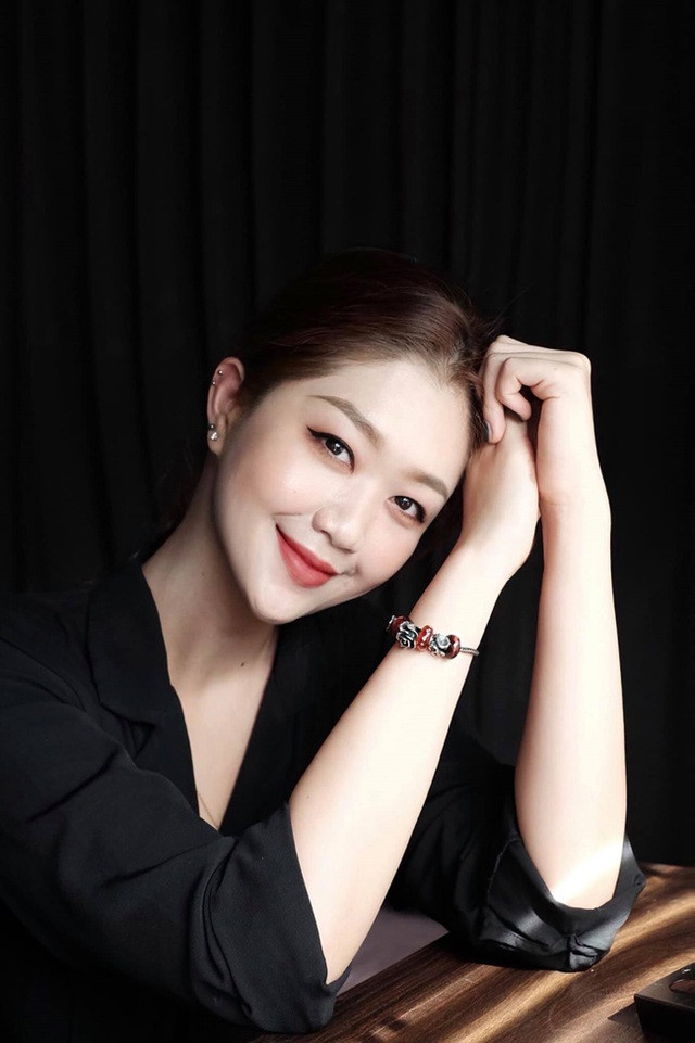 Nam Phương sở hữu nhiều điều mà mọi cô gái đều ao ước: Xinh đẹp, giỏi giang, có một công việc như mơ tại hãng hàng không Vietnam Airlines.