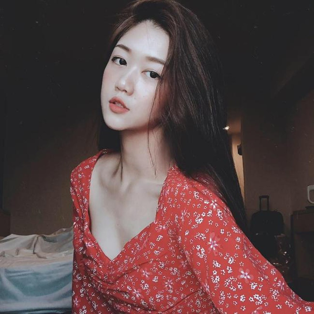 Ngoài những bức ảnh trong bộ đồng phục, Nam Phương còn gây ấn tượng ngay trong trang phục đời thường.