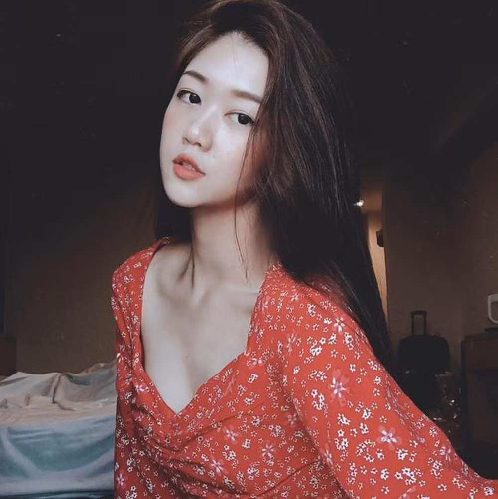 Ngoài những bức ảnh trong bộ đồng phục, Nam Phương còn gây ấn tượng ngay trong trang phục đời thường.