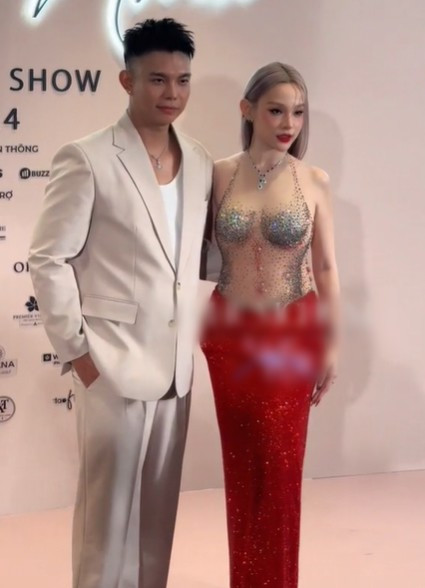 Nhan sắc tựa búp bê cùng đường cong gợi cảm trong thiết kế bó sát hình thể màu nude, bất chấp camera thường của "phú bà" Huyền Baby khiến netizen phải trầm trồ.