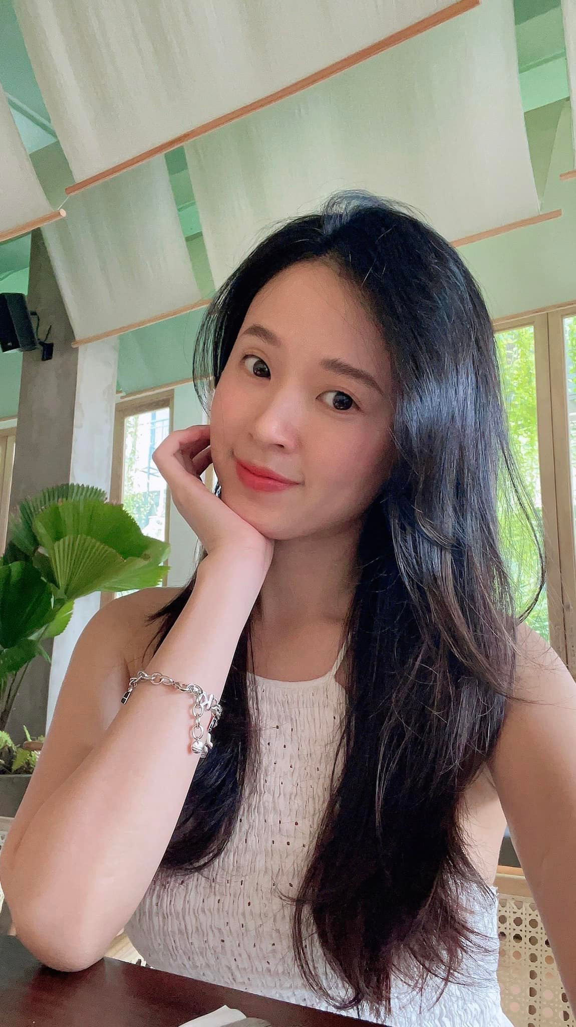 Không chỉ hoạt động với vai trò diễn viên mà Midu còn tham gia nhiều lĩnh vực khác nhau như: bất động sản, giáo viên,...