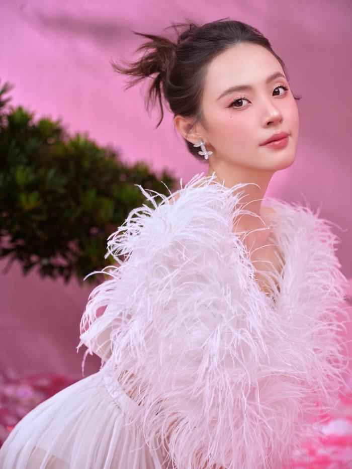 Khán giả mong ngóng ngày được chứng kiến Midu lên xe hoa.