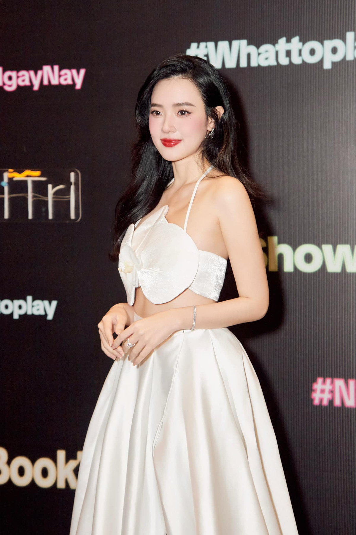 Là một trong những người đẹp tri thức và kín tiếng trong showbiz, Midu luôn mang đến sự dịu dàng và trong sáng khiến cộng đồng mạng đặc biệt là fan hâm mộ luôn ngất ngây và say đắm.