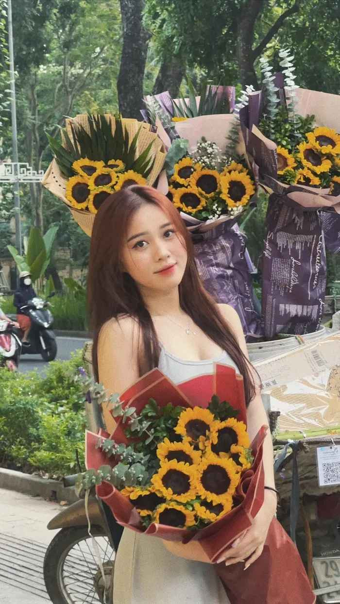 Mới đây, trên trang cá nhân, bạn gái tin đồn Nhâm Mạnh Dũng khoe loạt ảnh xinh đẹp trong ngày thu Hà Nội, nhận về nhiều lời khen ngợi nữ tính, dễ thương.