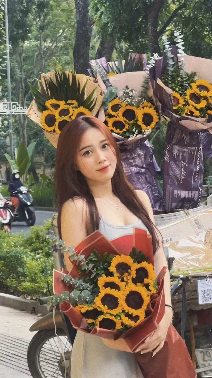 Mới đây, trên trang cá nhân, bạn gái tin đồn Nhâm Mạnh Dũng khoe loạt ảnh xinh đẹp trong ngày thu Hà Nội, nhận về nhiều lời khen ngợi nữ tính, dễ thương.