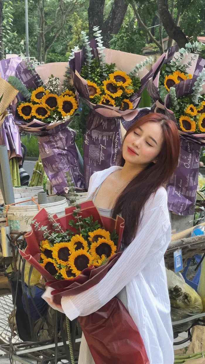 Đồng Thị Hoa Mỹ được biết tới là một hot TikToker vừa tài năng vừa xinh đẹp. Cô gái sinh năm 2001 quê Bắc Giang là sinh viên khoa tiếng Nhật thương mại trường Đại học Ngoại thương Hà Nội.