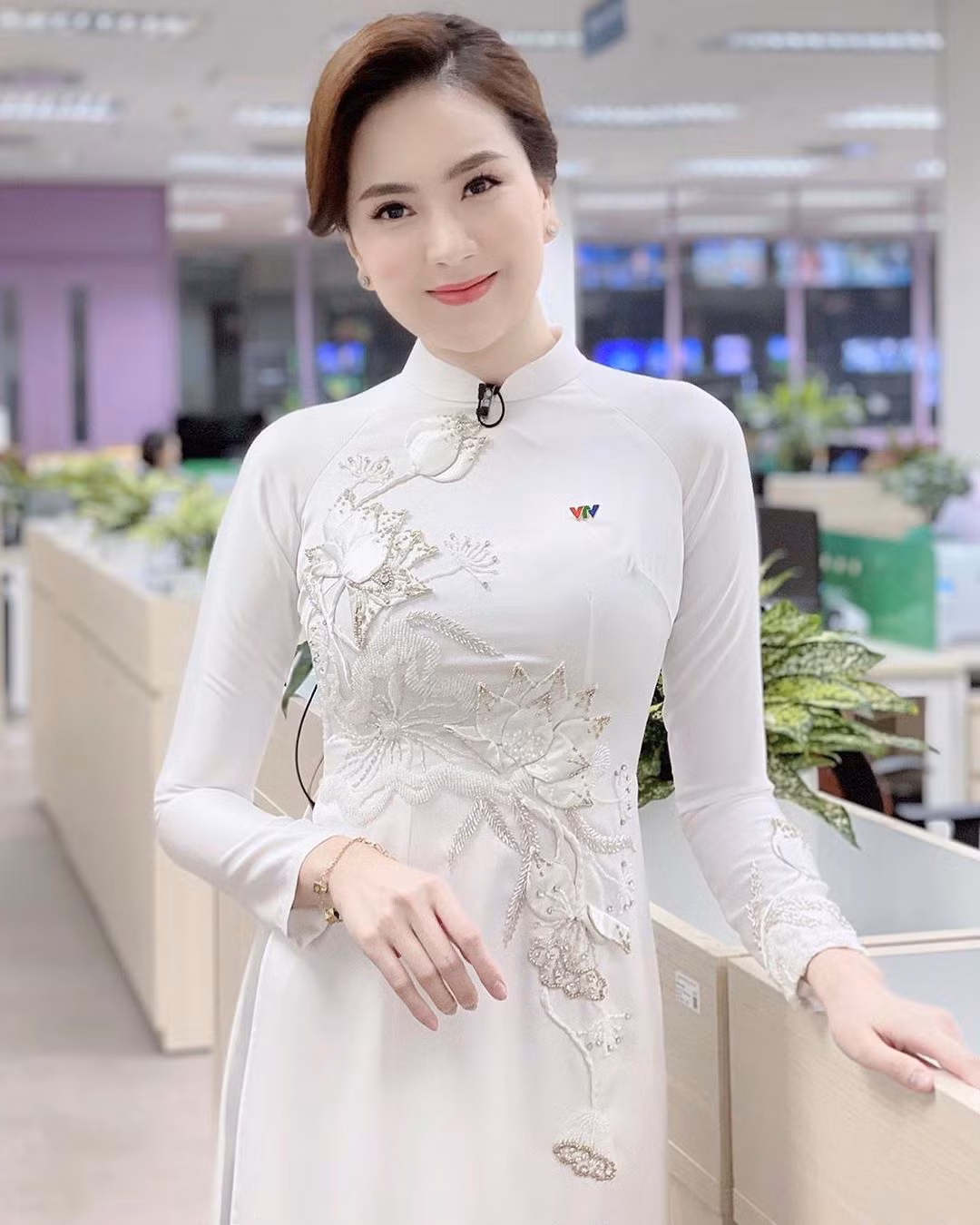 Bên cạnh sắc vóc "đỉnh cao" khi diện những tà áo dài truyền thống, Mai Ngọc còn khiến dân mạng trầm trồ vì mỗi lần xuất hiện trên sóng truyền hình, cô đều tỏa sáng với đa dạng phong cách thời trang khác nhau, cả năm đi làm không trùng bộ nào.