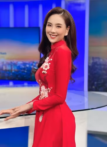 Để tạo điểm nhấn cho trang phục, nữ MC nổi tiếng còn khéo léo kết hợp thêm trang sức ngọc trai sang trọng, quý phái.