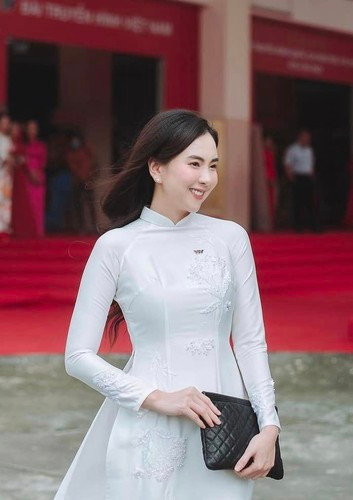 Sở hữu vóc dáng “cực phẩm” nên mỗi khi diện áo dài, Mai Ngọc đều ưu tiên các thiết kế được may đo sát cơ thể để khoe trọn đường cong đáng mơ ước.