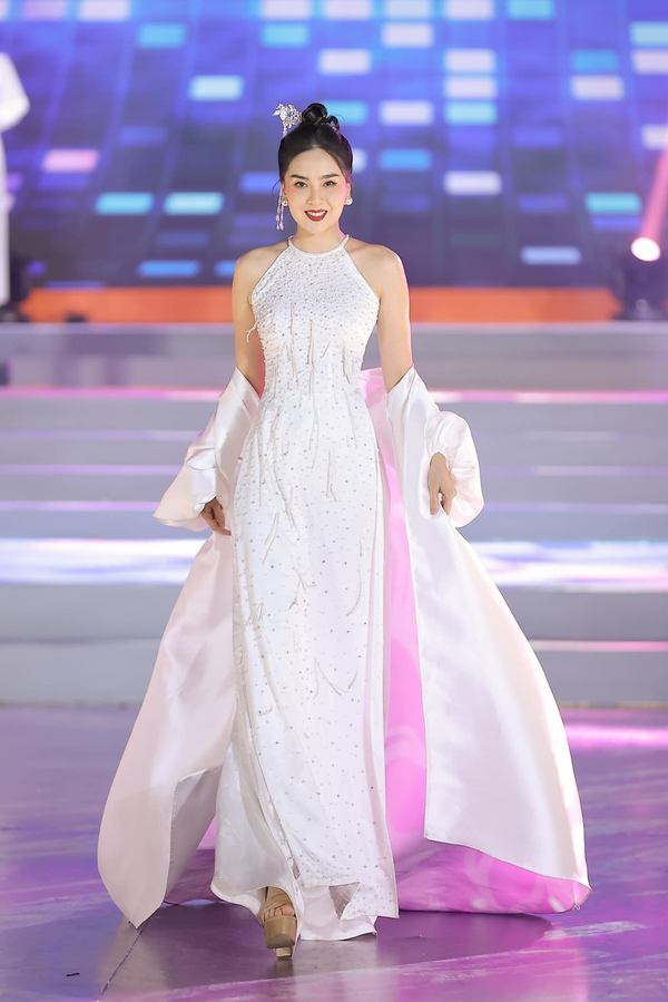 Tết năm nay, MC Mai Ngọc lại được dịp khiến khán giả “đứng ngồi không yên” với những màn khoe ngoại hình đỉnh cao trong những tà áo dài truyền thông.