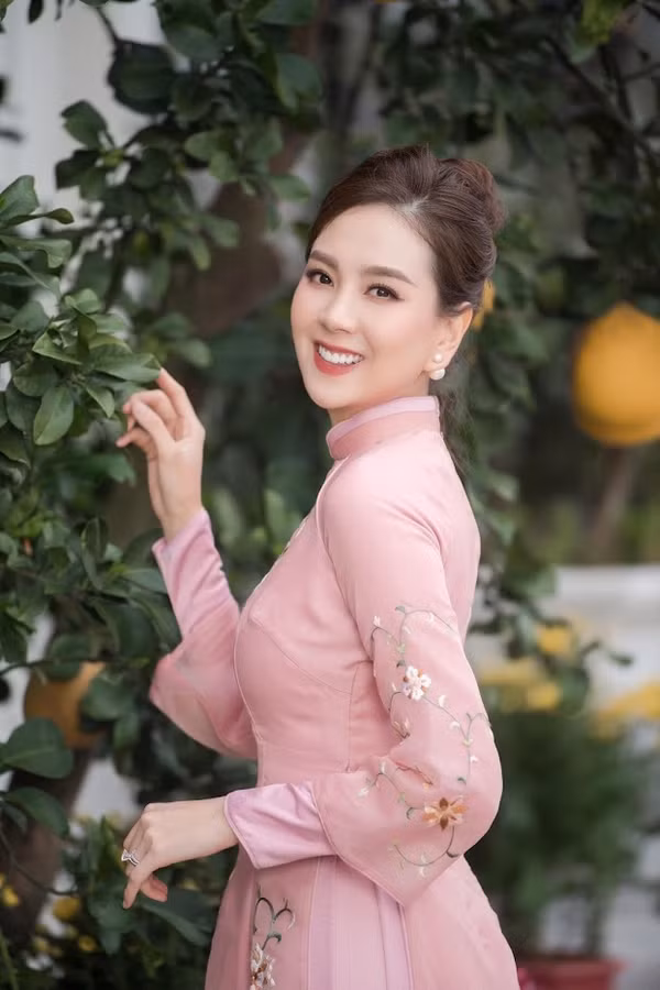 Hiện tại, nữ MC Mai Ngọc đã bước sang tuổi 33 nhưng nhan sắc của cô nàng càng thêm phần mặn mà, dường như không hề bị ảnh hưởng bởi tuổi tác.