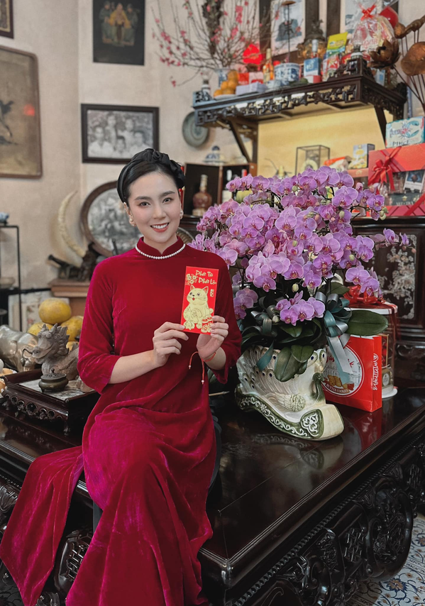 Nhờ vóc dáng chuẩn chỉnh cùng gương mặt xinh đẹp, mỗi lần Mai Ngọc xuất hiện trong tà áo dài lại nhanh chóng gây sốt mạng xã hội.